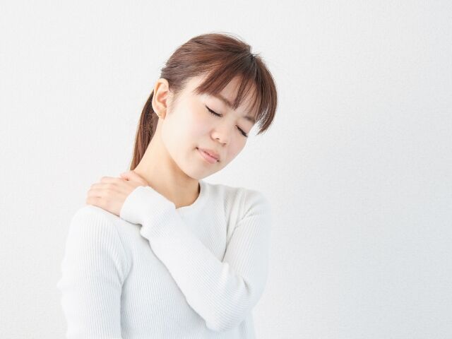 肩こりで悩む女性
