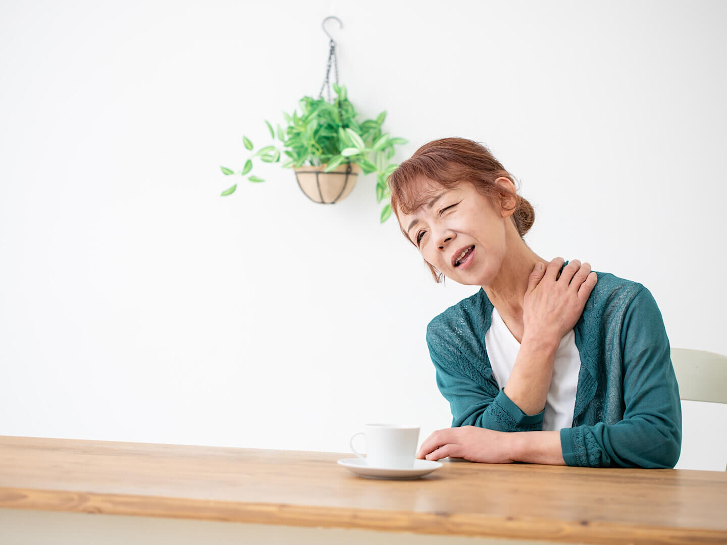 四十肩五十肩で悩む女性