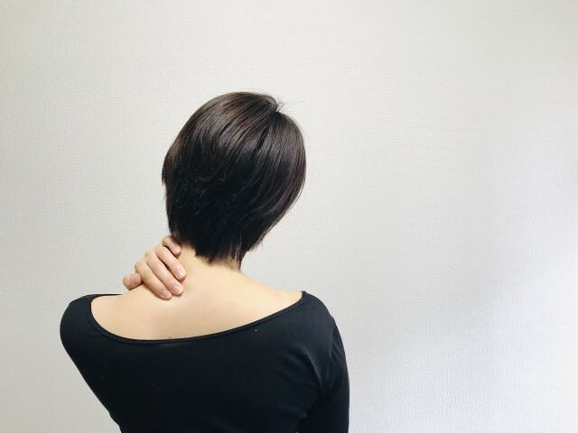 首が痛い女性